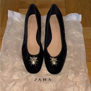 New without tags Zara bee velvet ballerinas.
